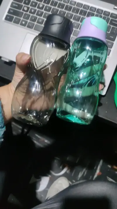 Botellas plásticas de colores - miniatura 3