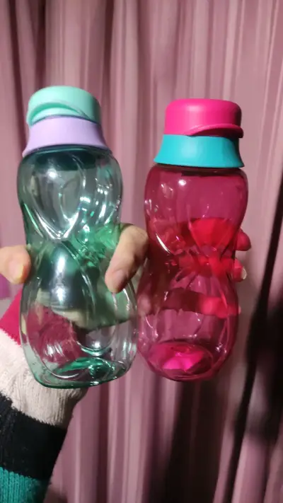 Botellas plásticas de colores - miniatura 6