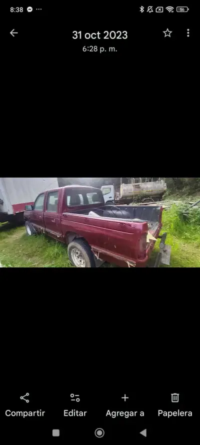 Camioneta pickup roja usada - miniatura 1