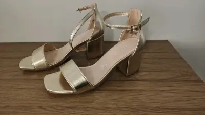Sandalias doradas de tacón alto - miniatura 1