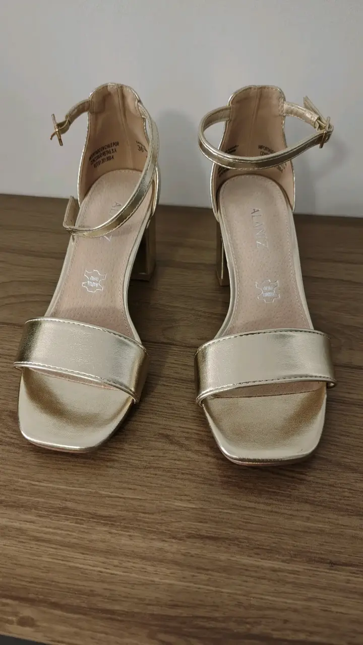 Sandalias doradas de tacón alto - 2