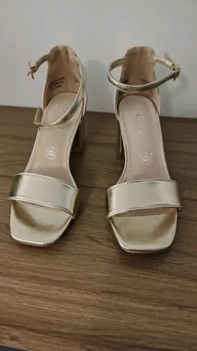 Sandalias doradas de tacón alto - miniatura 2