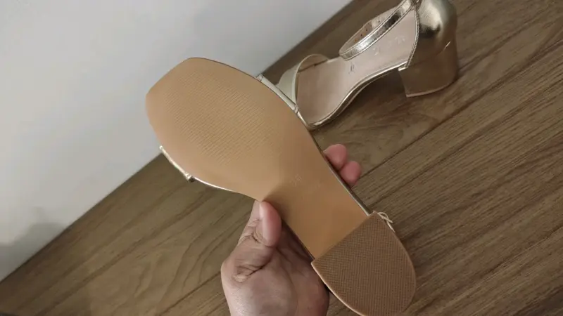 Sandalias doradas de tacón alto - 4