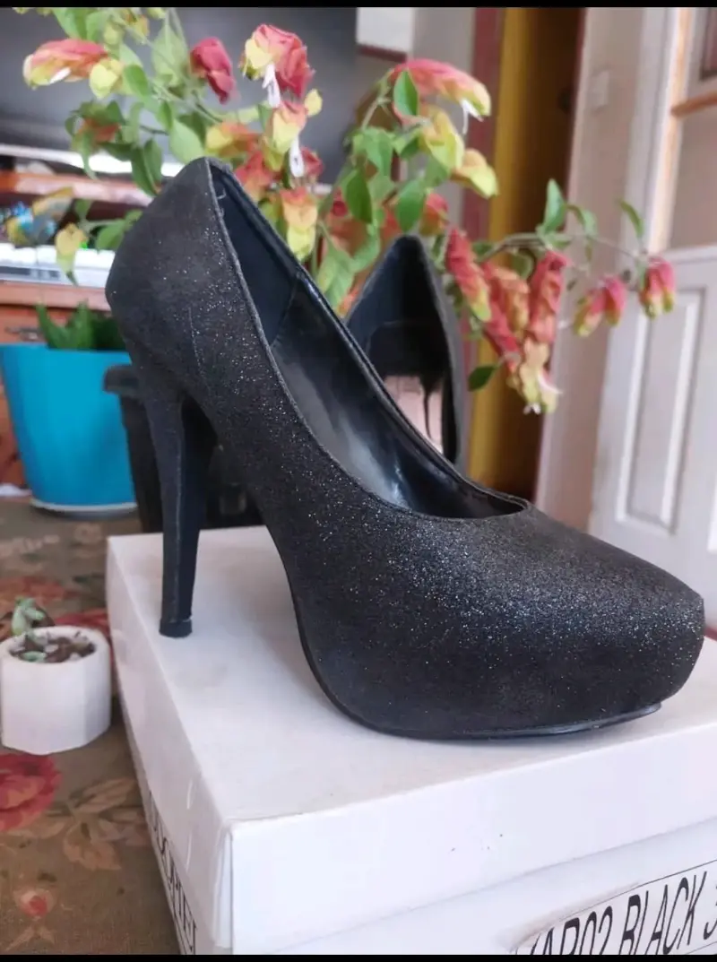 Tacones negros brillantes