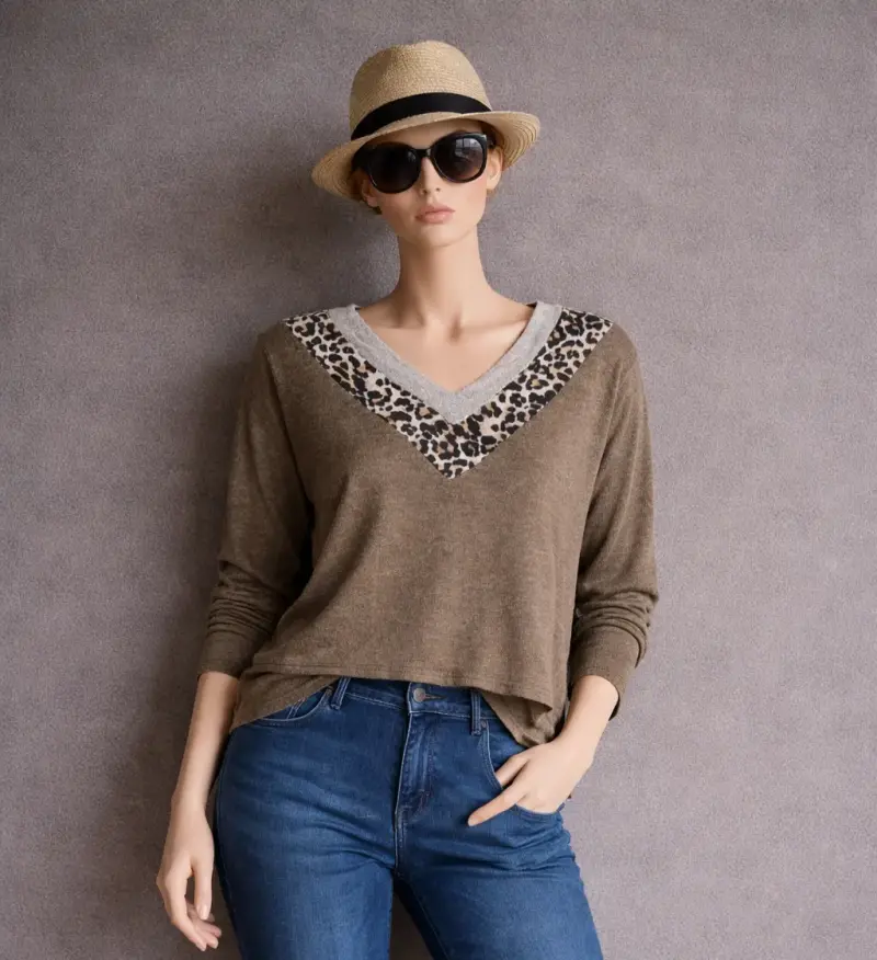 Polera marrón con detalle en animal print