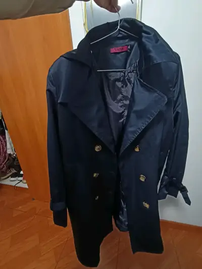 Abrigo negro elegante y beige - miniatura 1