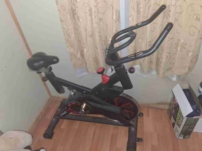 Bicicleta estática de ejercicio - miniatura 1