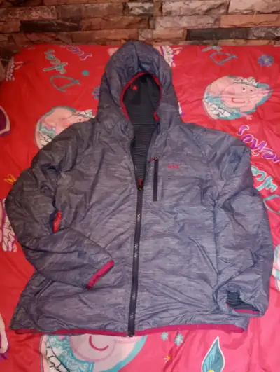 Chaqueta impermeable gris con capucha - miniatura 1