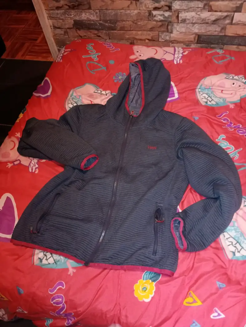 Chaqueta impermeable gris con capucha - 2
