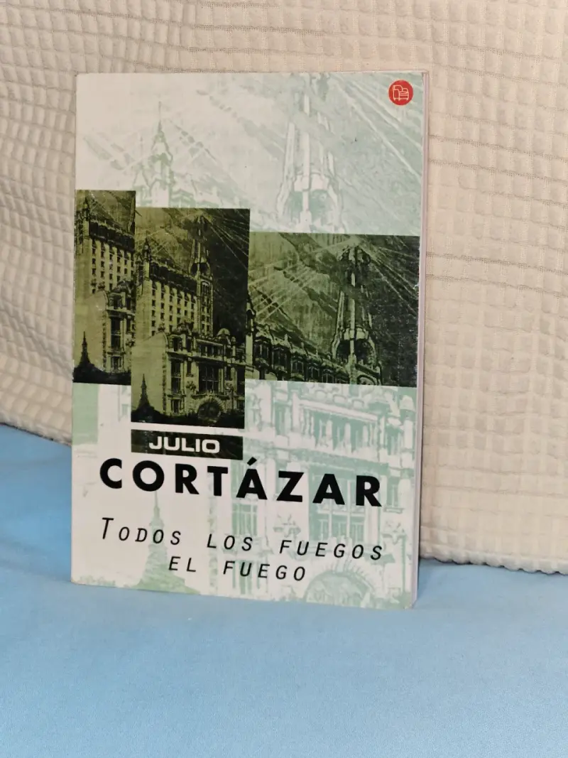 Libro 'Todos los Fuegos el Fuego' - 1