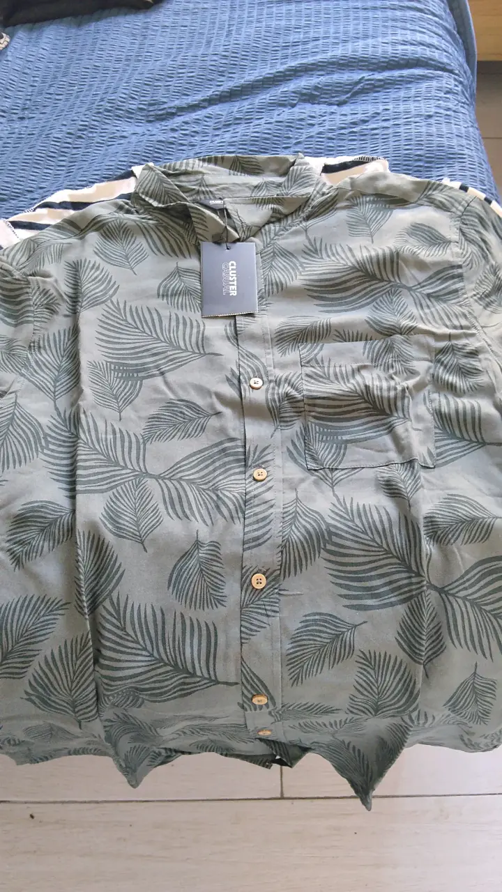 Camisa estampada hojas verde
