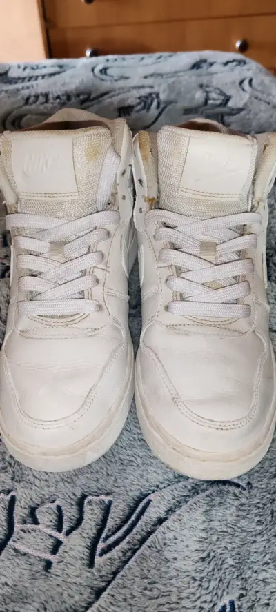 Zapatillas deportivas blancas usadas - miniatura 1
