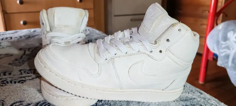 Zapatillas deportivas blancas usadas - 3
