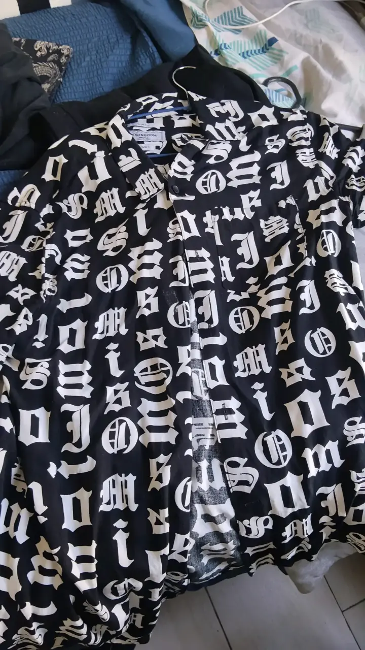 Camisa estampada en blanco y negro