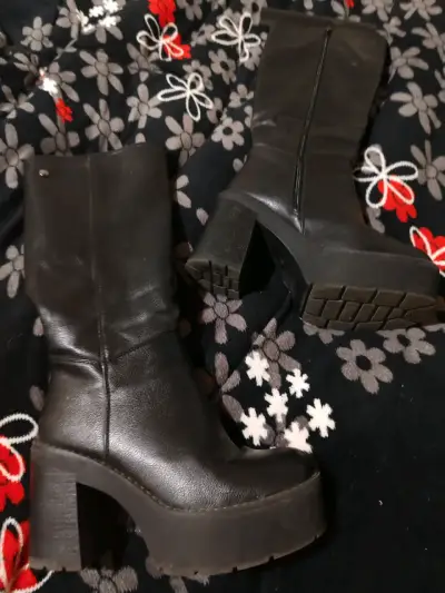 Botas negras de cuero con plataforma - miniatura 1