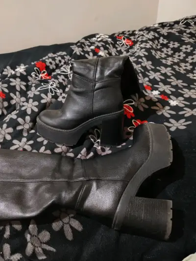 Botas negras de cuero con plataforma - miniatura 2
