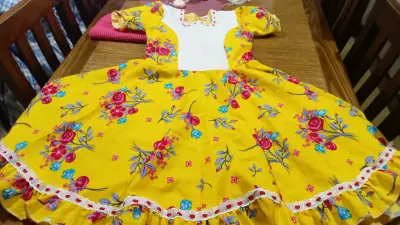 Vestido floral amarillo infantil - miniatura 1