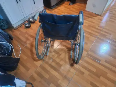 Silla de ruedas plegable - miniatura 2