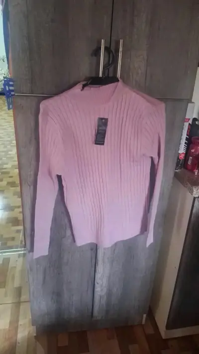 Suéter rosado nuevo con etiqueta - miniatura 1