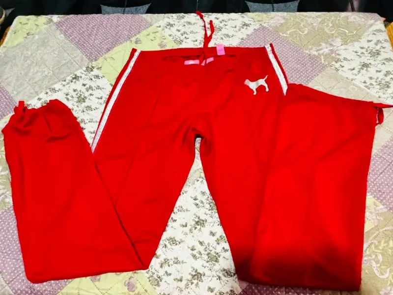 Pantalones deportivos rojos con logo