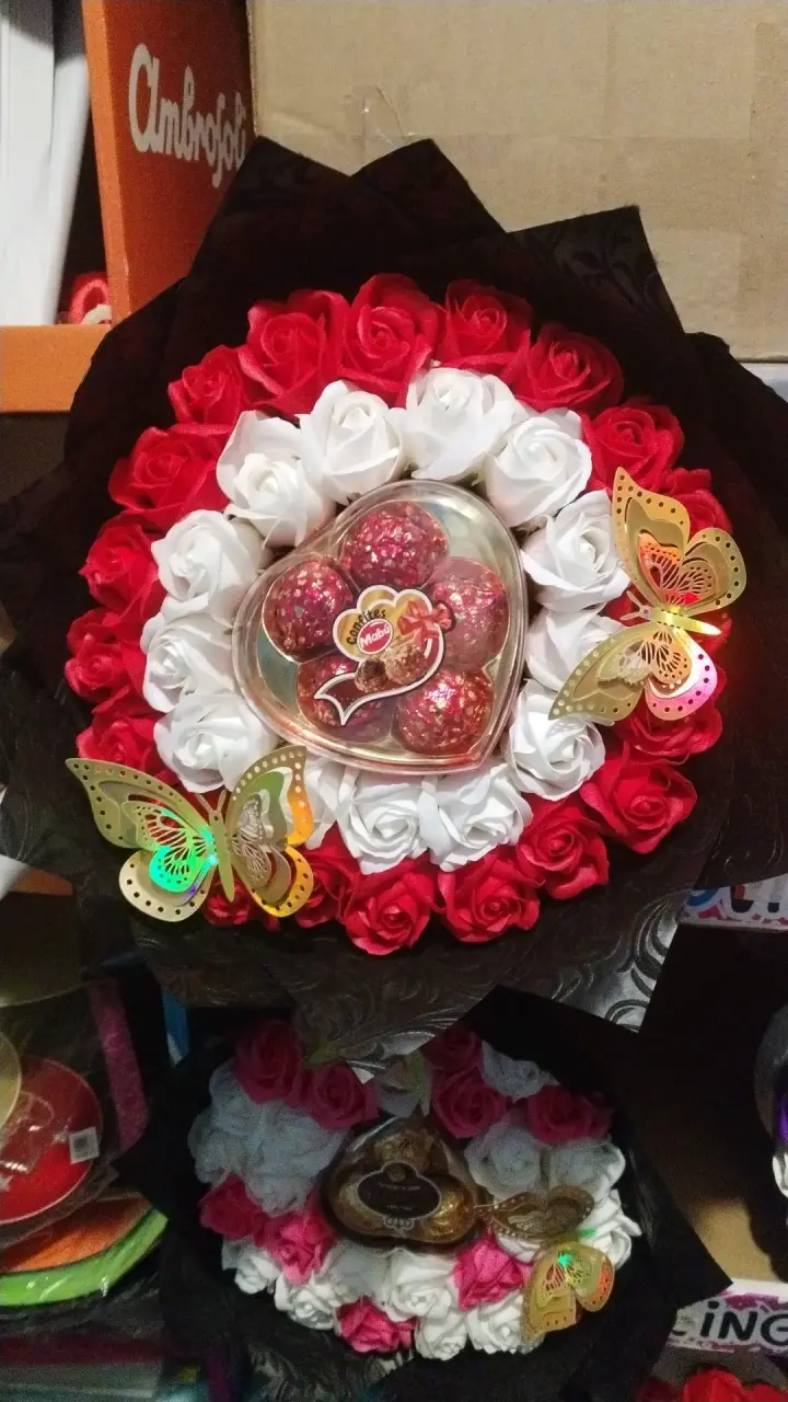 Ramito de rosas y chocolates