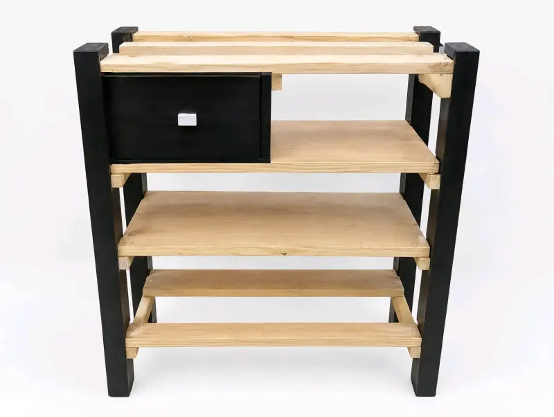 Estante de madera con cajón