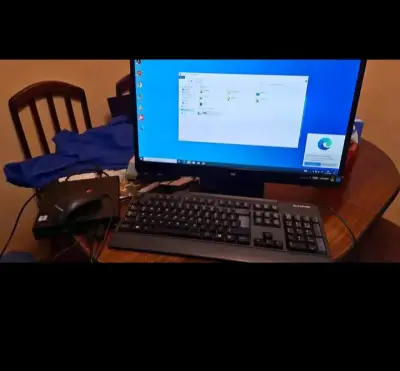 Computador de escritorio Lenovo - miniatura 1