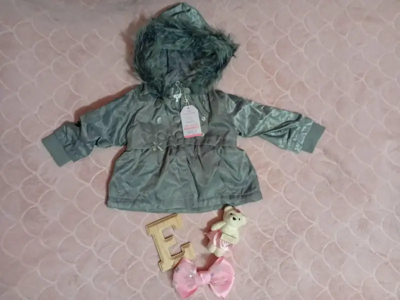 Parka gris con capucha peluda - 2