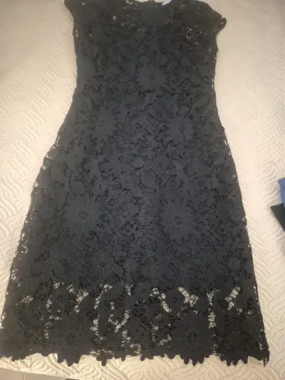 Vestido negro de encaje floral - miniatura 1