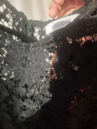 Vestido negro de encaje floral - miniatura 2