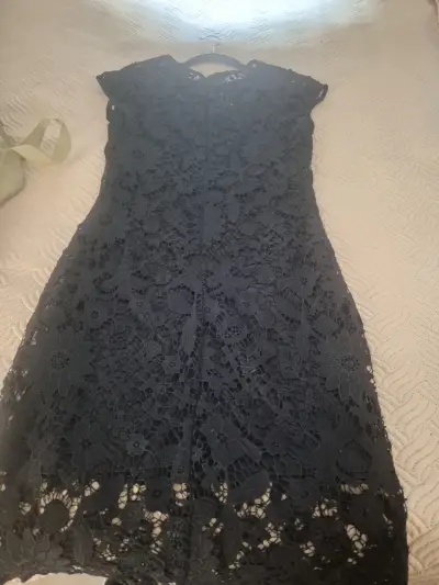 Vestido negro de encaje floral - miniatura 3