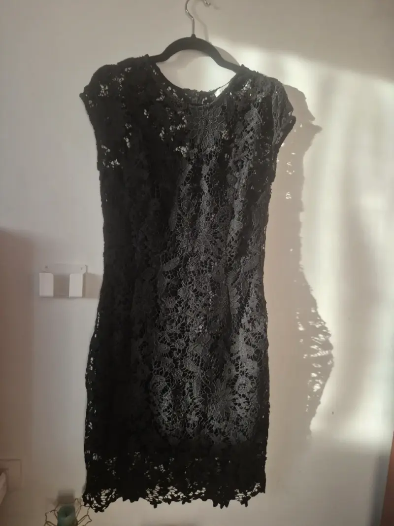 Vestido negro de encaje floral - 4