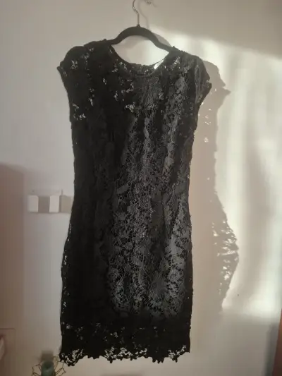 Vestido negro de encaje floral - miniatura 4