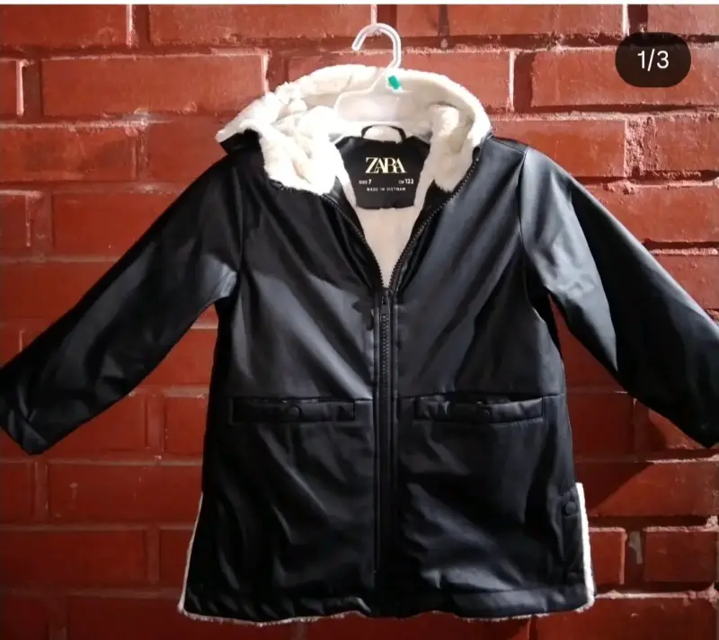 Chubasquero negro con capucha Zara talla 7/8 - 1