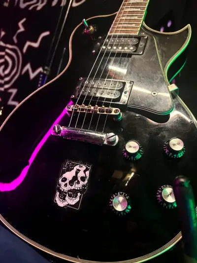 Guitarra eléctrica negra personalizada - miniatura 1