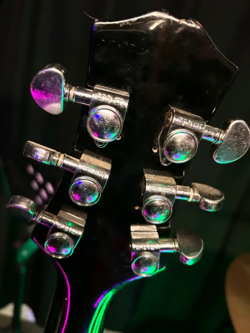 Guitarra eléctrica negra personalizada - 2