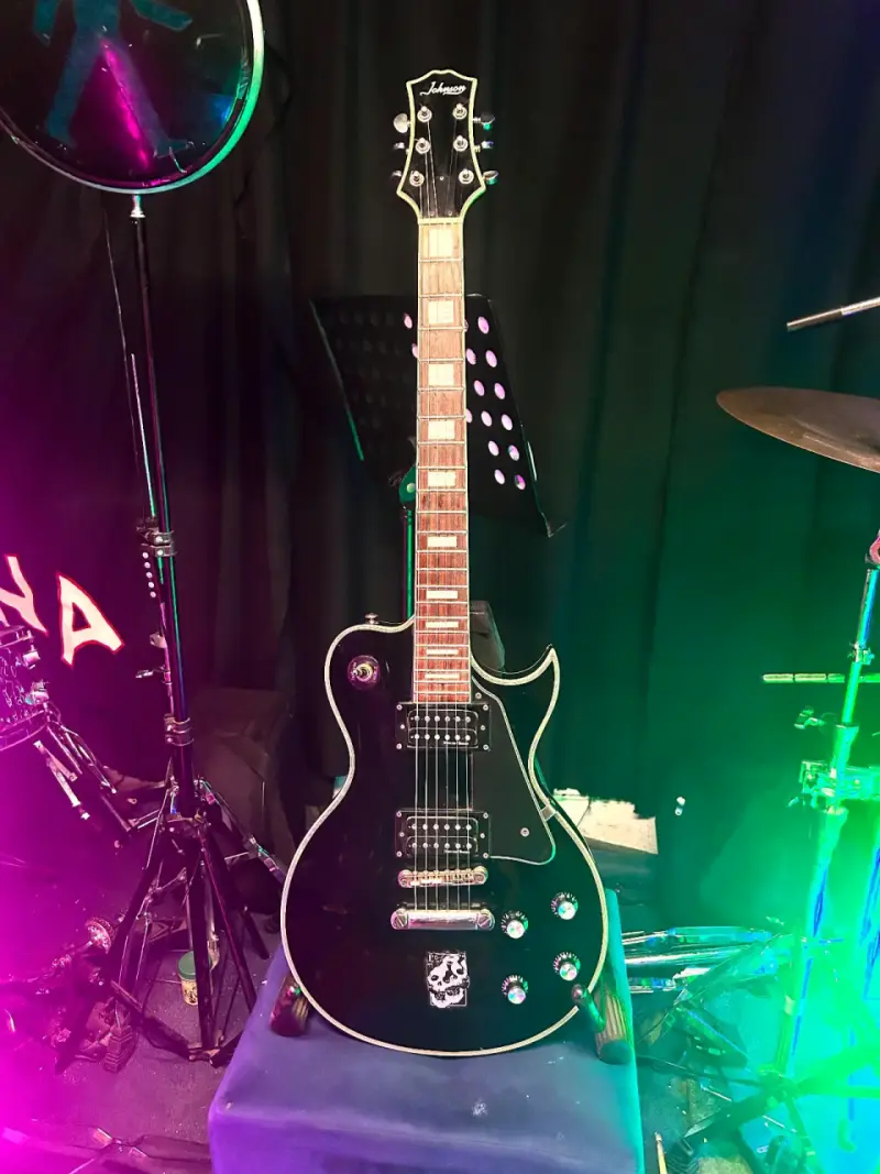 Guitarra eléctrica negra personalizada - 4