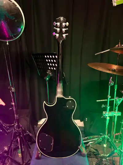 Guitarra eléctrica negra personalizada - miniatura 6