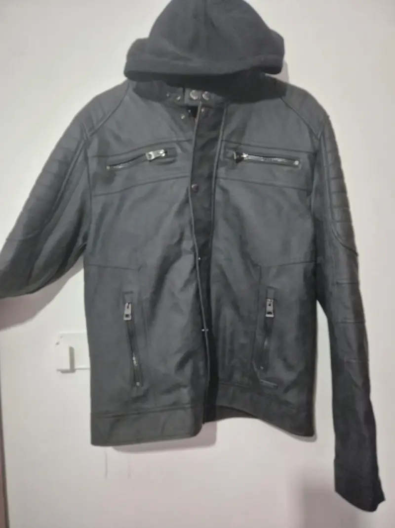 Chaqueta negra con capucha - 1