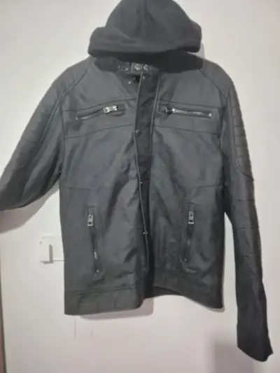 Chaqueta negra con capucha - miniatura 1