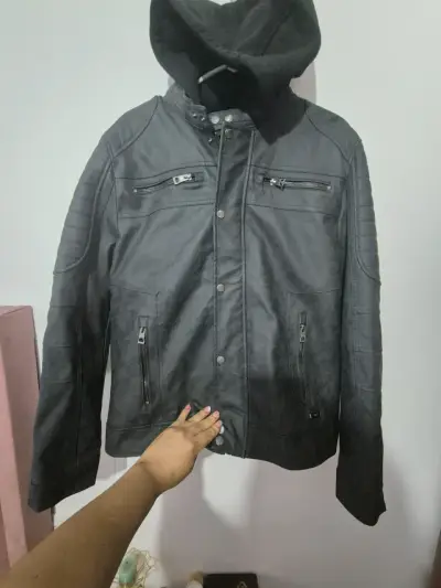 Chaqueta negra con capucha - miniatura 2