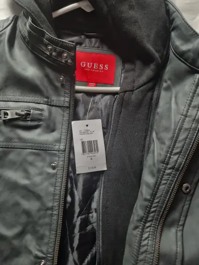 Chaqueta negra con capucha - miniatura 4