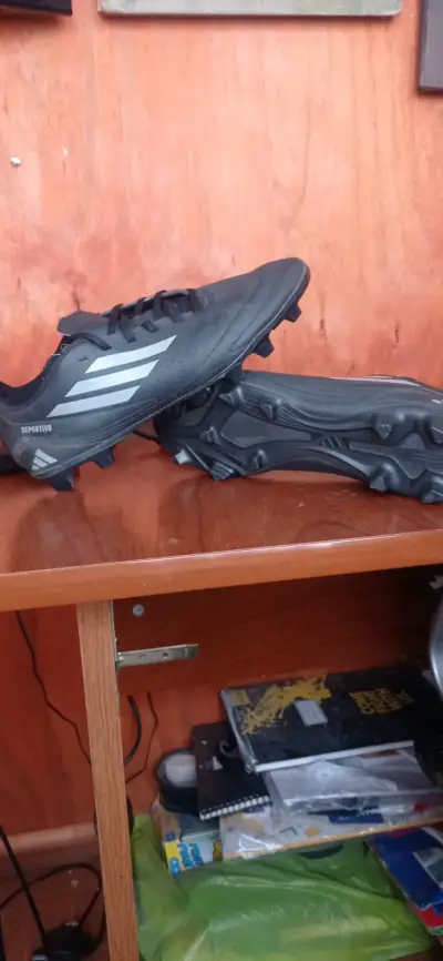 Botines de fútbol negros deportivos - miniatura 1