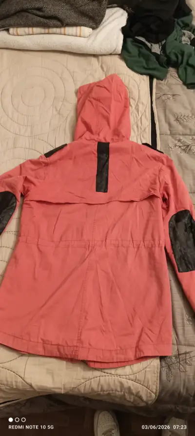 Chaqueta naranja con capucha, coderas de cuero - miniatura 2