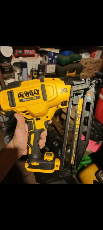 Pistola de clavos DeWalt 20V - miniatura 1