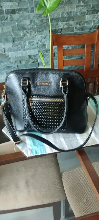 Cartera negra con textura elegante - miniatura 1
