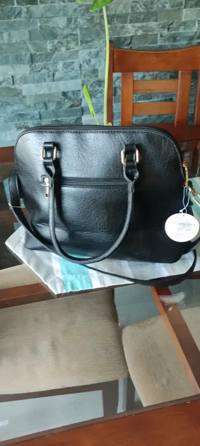 Cartera negra con textura elegante - miniatura 2