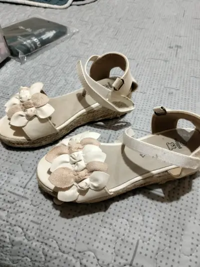 Sandalias blancas con flores - miniatura 1