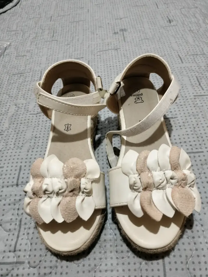 Sandalias blancas con flores - 2