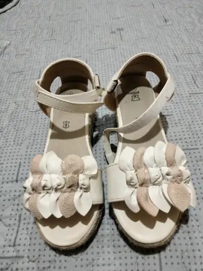 Sandalias blancas con flores - miniatura 2